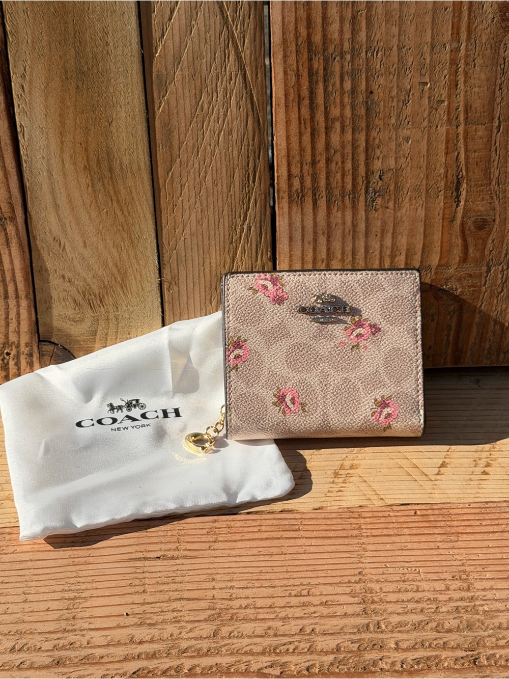 Coach Snap Wallet with Floral Print 💐🤍✨